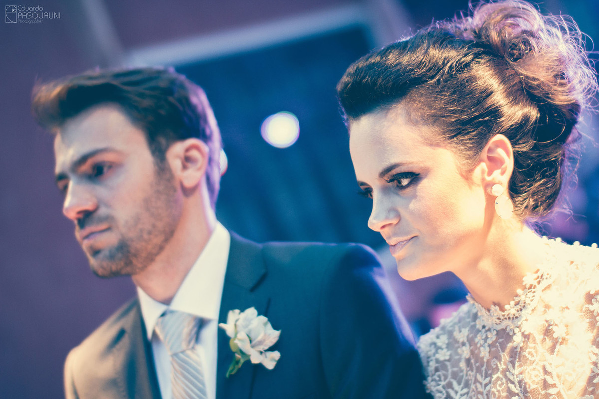 Noiva Débora concentrada. Fotografia de Eduardo Pasqualini, fotógrafo de casamentos e ensaios em Rio do Sul, Santa Catarina.