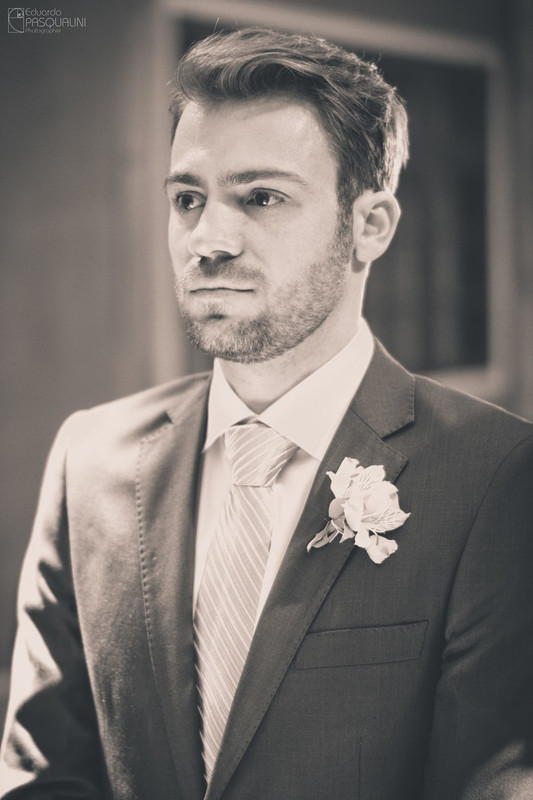 Eduardo, noivo de Débora durante casamento. Fotografia de Eduardo Pasqualini, fotógrafo de casamentos e ensaios em Rio do Sul, Santa Catarina.