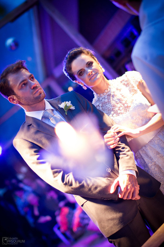 Sorrindo, Débora olha para a Câmera durante seu casamento. Fotografia de Eduardo Pasqualini, fotógrafo de casamentos e ensaios em Rio do Sul, Santa Catarina.