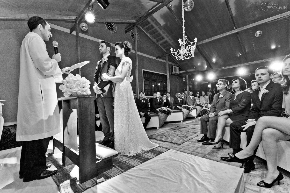 Foto em preto e branco do local da cerimônia no casamento de Débora e Eduardo. Fotografia de Eduardo Pasqualini, fotógrafo de casamentos e ensaios em Rio do Sul, Santa Catarina.