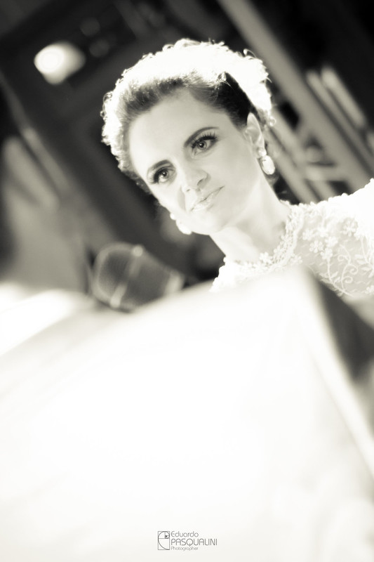 Olhando para pastor, Débora ouve a palavra durante a cerimônia. Fotografia de Eduardo Pasqualini, fotógrafo de casamentos e ensaios em Rio do Sul, Santa Catarina.