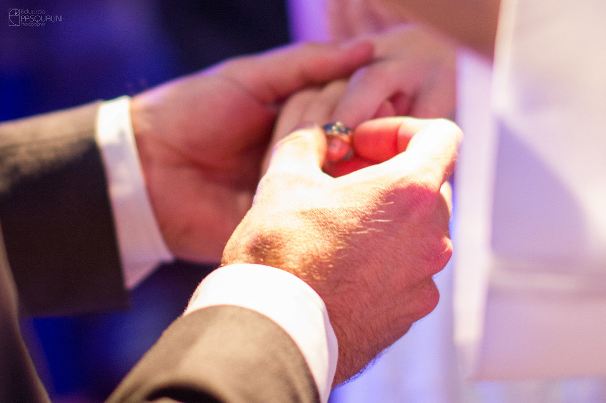 Eduardo coloca aliança no dedo de Débora durante casamento, Fotografia de Eduardo Pasqualini, fotógrafo de casamentos e ensaios em Rio do Sul, Santa Catarina.