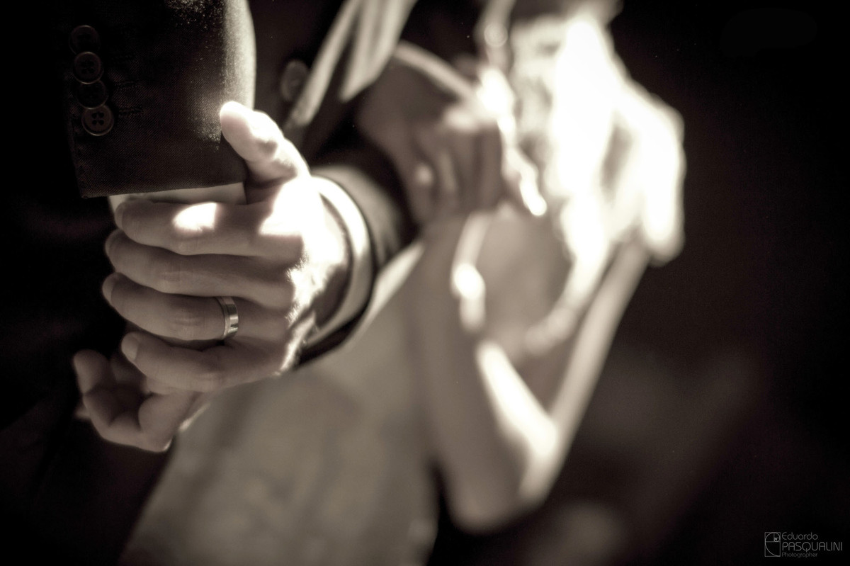 Mão do noivo com a Aliança do casamento. Fotografia de Eduardo Pasqualini, fotógrafo de casamentos e ensaios em Rio do Sul, Santa Catarina.