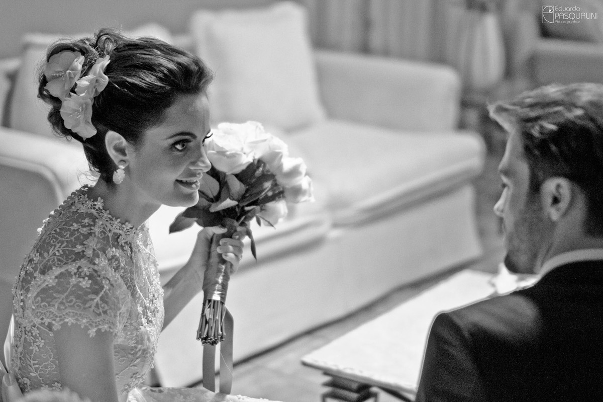 Casal de recém casados conversando após cerimônia. Fotografia de Eduardo Pasqualini, fotógrafo de casamentos e ensaios em Rio do Sul, Santa Catarina.