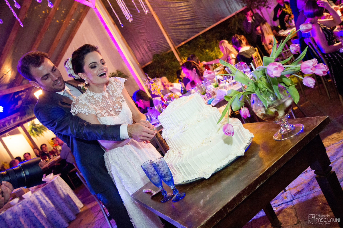 Corte do bolo no casamento. Fotografia de Eduardo Pasqualini, fotógrafo de casamentos e ensaios em Rio do Sul, Santa Catarina.