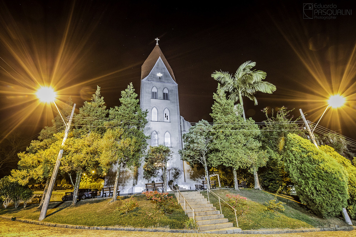 Igreja luterana a noite para casamento. Fotografia de Eduardo Pasqualini, fotógrafo de casamentos e ensaios em Rio do Sul, Santa Catarina.