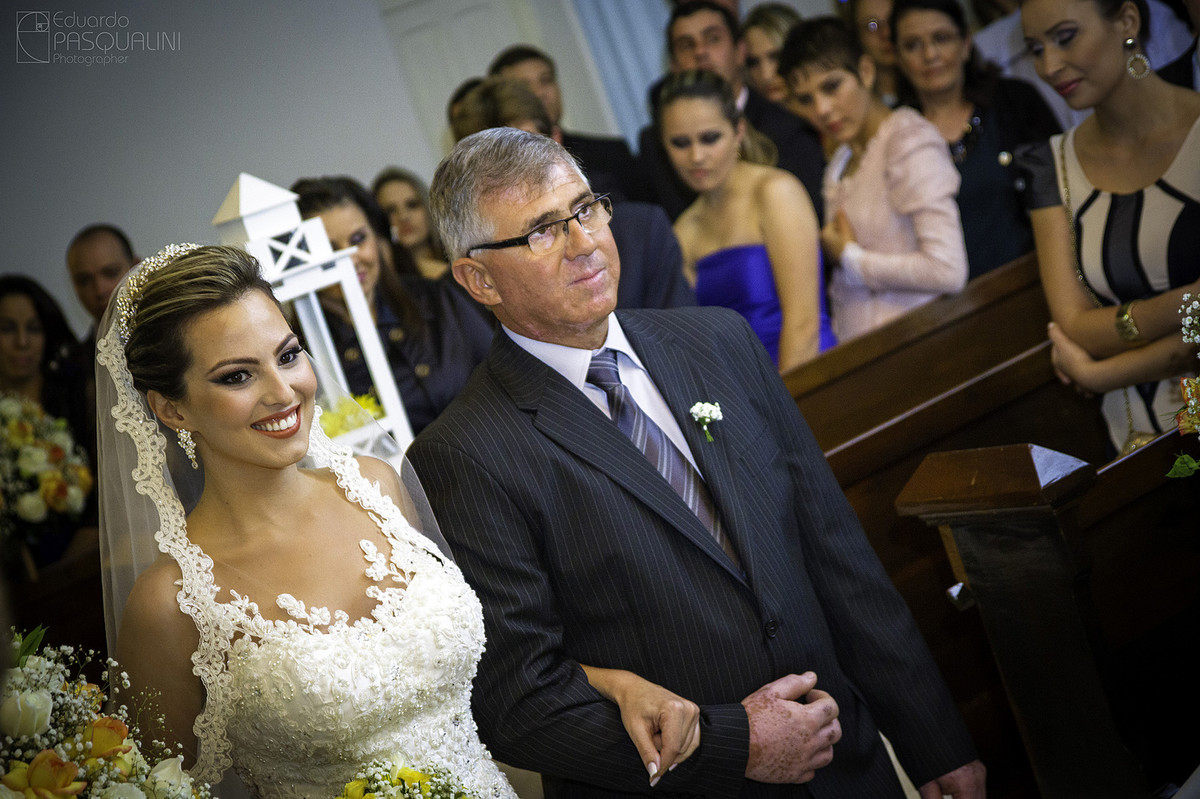 Joyce, a noiva entrando no casamento junto de seu pai. Fotografia de Eduardo Pasqualini, fotógrafo de casamentos e ensaios em Rio do Sul, Santa Catarina.