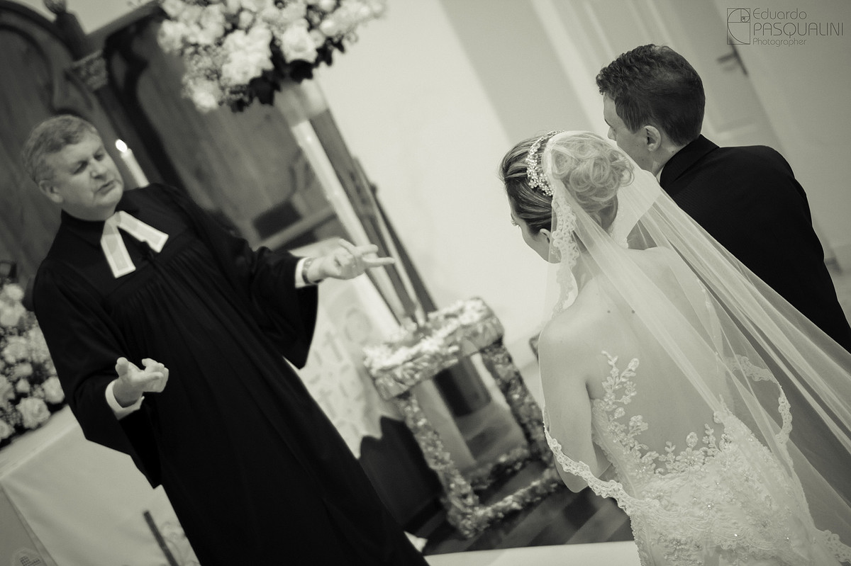 Pastor desenvolvendo culto de casamento. Fotografia de Eduardo Pasqualini, fotógrafo de casamentos e ensaios em Rio do Sul, Santa Catarina.