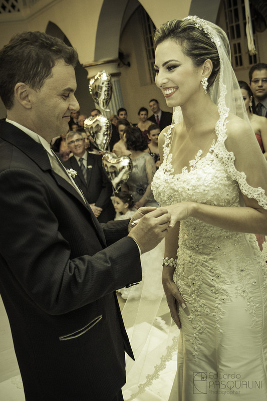 Noivo Roberto colocando aliança na noiva Joyce. Fotografia de Eduardo Pasqualini, fotógrafo de casamentos e ensaios em Rio do Sul, Santa Catarina.