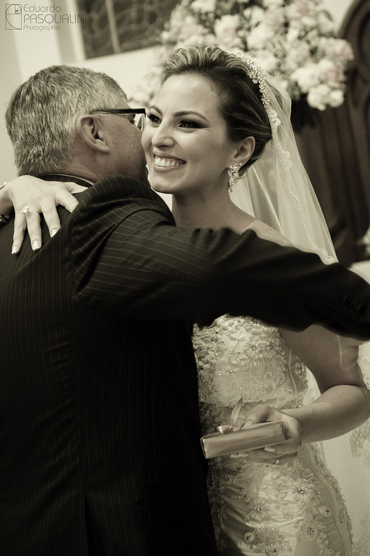 Noiva abraça pai em comemoração de seu casamento. Fotografia de Eduardo Pasqualini, fotógrafo de casamentos e ensaios em Rio do Sul, Santa Catarina.