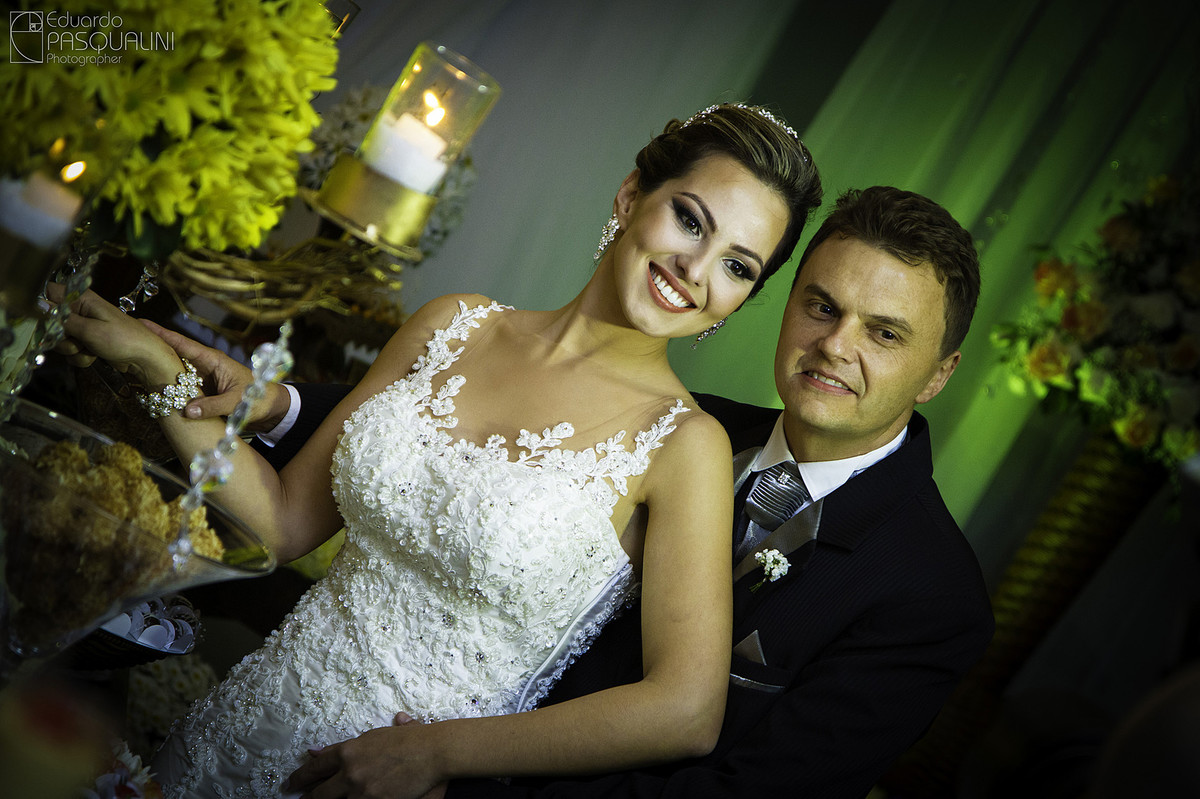 Corte do bolo com a noiva e o noivo, Joyce e Roberto. Fotografia de Eduardo Pasqualini, fotógrafo de casamentos e ensaios em Rio do Sul, Santa Catarina.