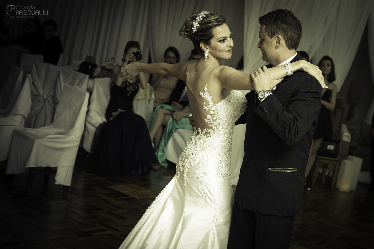 Noivo e noiva dançando a valsa da noite durante festa de casamento. Fotografia de Eduardo Pasqualini, fotógrafo de casamentos e ensaios em Rio do Sul, Santa Catarina.
