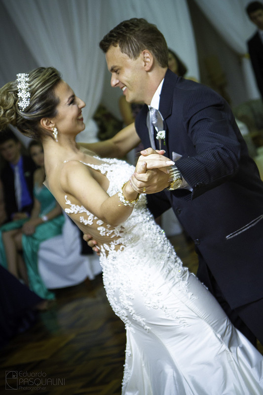 Noivo e noiva dançando a valsa da noite durante festa de casamento. Fotografia de Eduardo Pasqualini, fotógrafo de casamentos e ensaios em Rio do Sul, Santa Catarina.