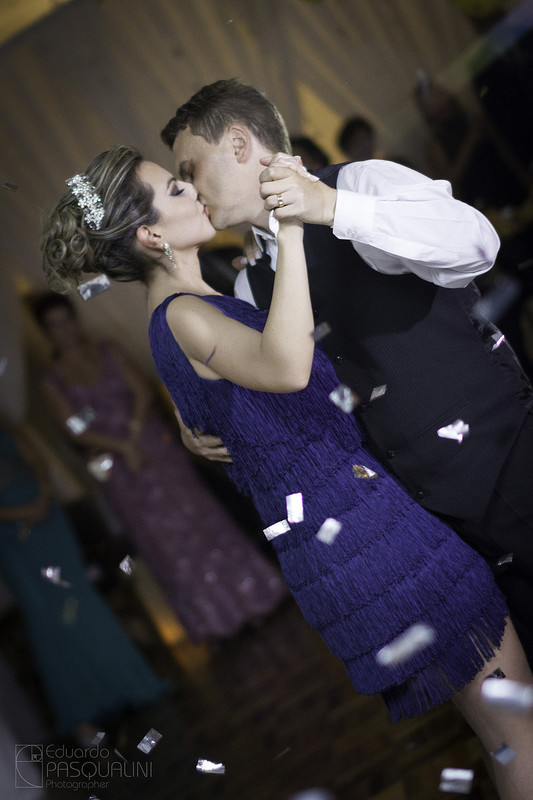 Recém casados dançam durante chuva de papel picado, Casamento, noivo, noiva. Fotografia de Eduardo Pasqualini, fotógrafo de casamentos e ensaios em Rio do Sul, Santa Catarina.