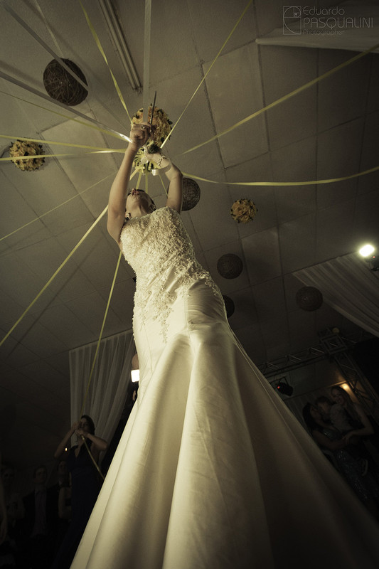 Jogar o buque pode ser mais divertido no método da fita. Fotografia de Eduardo Pasqualini, fotógrafo de casamentos e ensaios em Rio do Sul, Santa Catarina.