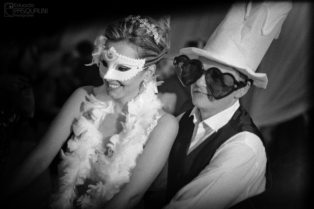 Joyce e Roberto, noivos recém casados se divertem durante festa de casamento. Fotografia de Eduardo Pasqualini, fotógrafo de casamentos e ensaios em Rio do Sul, Santa Catarina.
