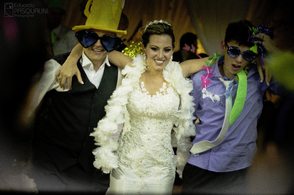 Uma nova família se divertindo em sua festa de casamento. Fotografia de Eduardo Pasqualini, fotógrafo de casamentos e ensaios em Rio do Sul, Santa Catarina.