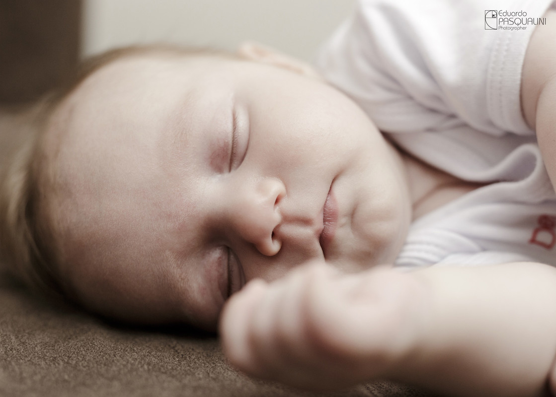 Criança de 2 meses dormindo. Fotografia de Eduardo Pasqualini, fotógrafo de casamentos e ensaios em Rio do Sul, Santa Catarina.