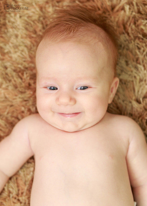 Sorriso safado de bebe. Fotografia de Eduardo Pasqualini, fotógrafo de casamentos e ensaios em Rio do Sul, Santa Catarina.