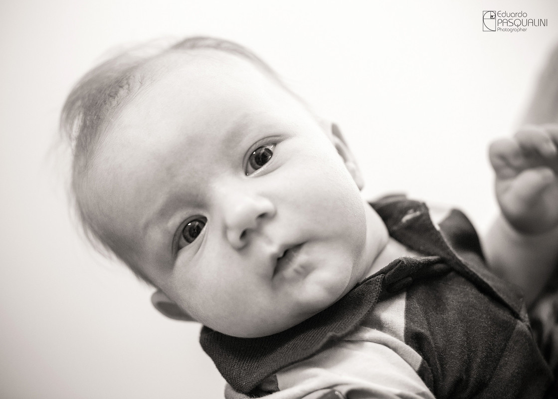 Olhar fixo de criança com 2 meses de idade. Fotografia de Eduardo Pasqualini, fotógrafo de casamentos e ensaios em Rio do Sul, Santa Catarina.