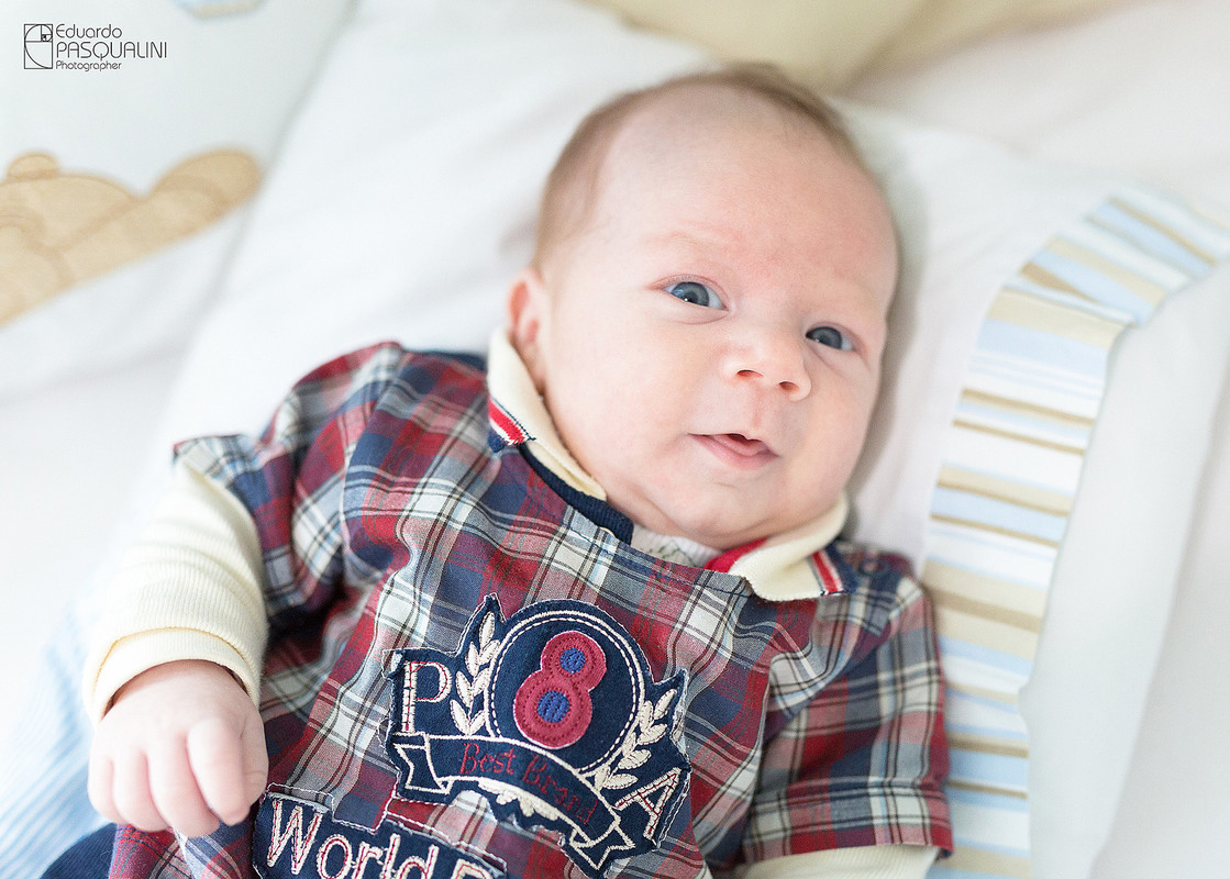 Com um mês de vida, bebe é fotografado. Fotografia de Eduardo Pasqualini, fotógrafo de casamentos e ensaios em Rio do Sul, Santa Catarina.