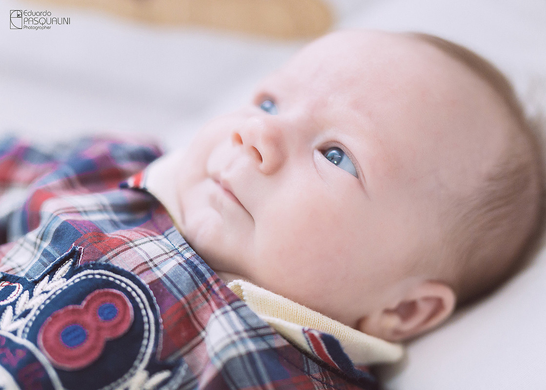 Bebe olhando para cima. Fotografia de Eduardo Pasqualini, fotógrafo de casamentos e ensaios em Rio do Sul, Santa Catarina.