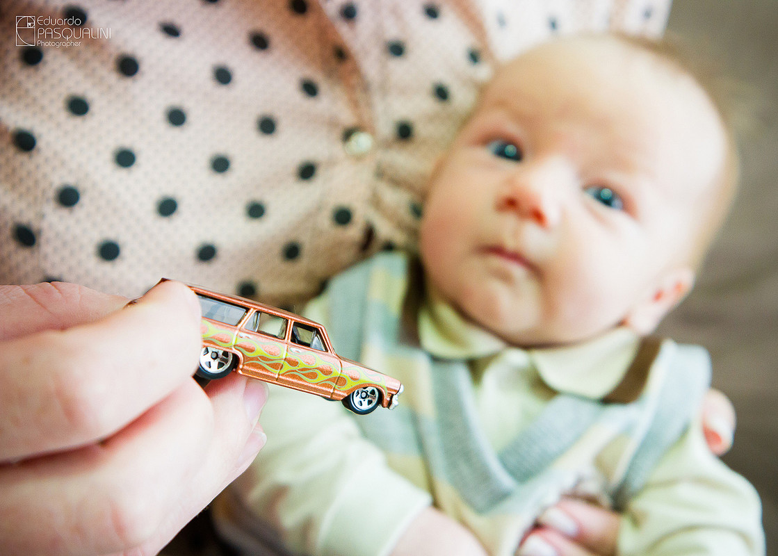 Carrinho de brinquedo e bebe. Fotografia de Eduardo Pasqualini, fotógrafo de casamentos e ensaios em Rio do Sul, Santa Catarina.
