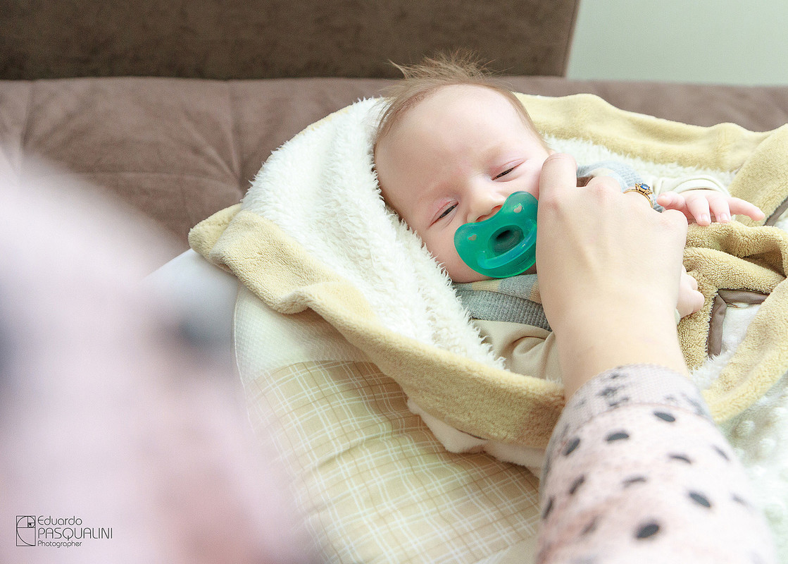 Mamãe acariciando bochecha de bebe. Fotografia de Eduardo Pasqualini, fotógrafo de casamentos e ensaios em Rio do Sul, Santa Catarina.