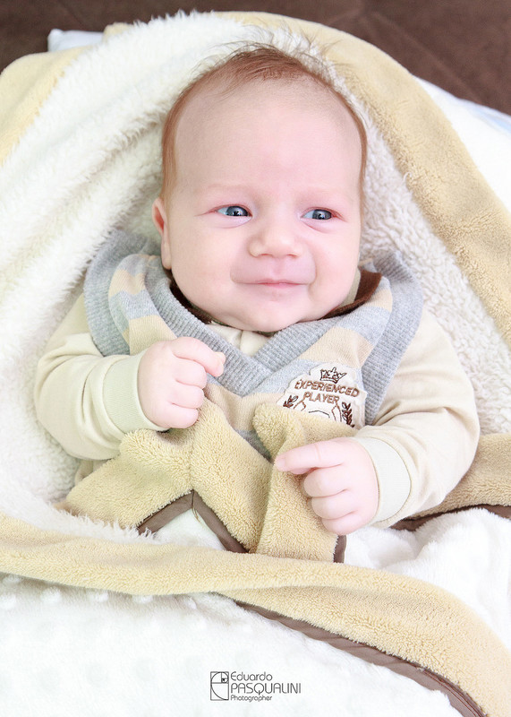 Riso modesto de bebe. Fotografia de Eduardo Pasqualini, fotógrafo de casamentos e ensaios em Rio do Sul, Santa Catarina.