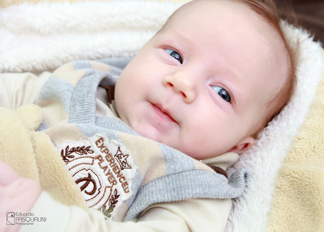 Olhando para o lado, Théo é fotografado. Fotografia de Eduardo Pasqualini, fotógrafo de casamentos e ensaios em Rio do Sul, Santa Catarina.