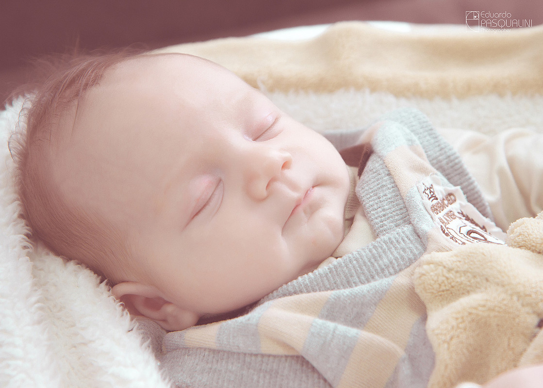 Soninho gostoso de bebe. Fotografia de Eduardo Pasqualini, fotógrafo de casamentos e ensaios em Rio do Sul, Santa Catarina.