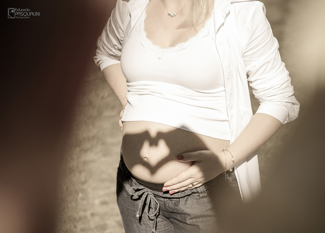 Sombra em formato de coração na barriga de gestante. Fotografia de Eduardo Pasqualini, fotógrafo de casamentos e ensaios em Rio do Sul, Santa Catarina.