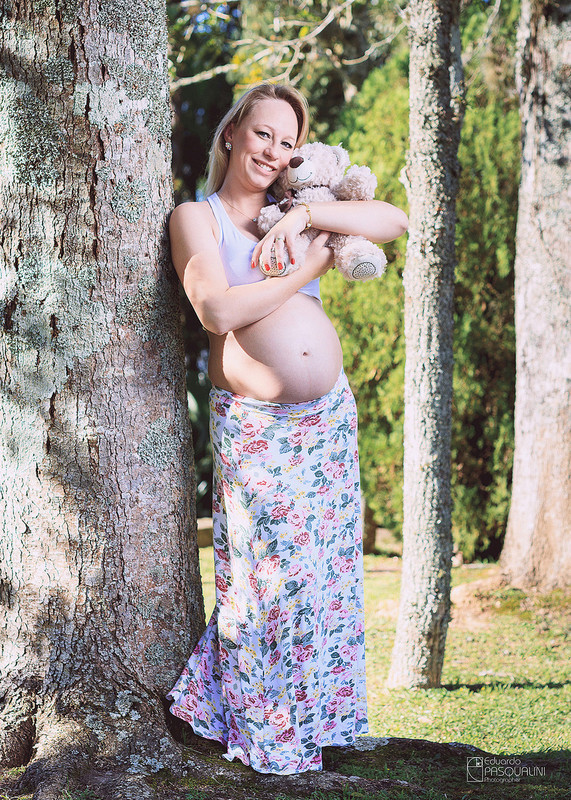 Com ursinho de pelúcia, a gestante Inaraí posa para fotos. Fotografia de Eduardo Pasqualini, fotógrafo de casamentos e ensaios em Rio do Sul, Santa Catarina.