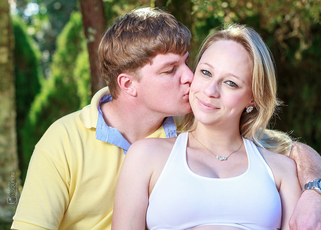 Futuro pai beijando no rosto futura mãe. Fotografia de Eduardo Pasqualini, fotógrafo de casamentos e ensaios em Rio do Sul, Santa Catarina.
