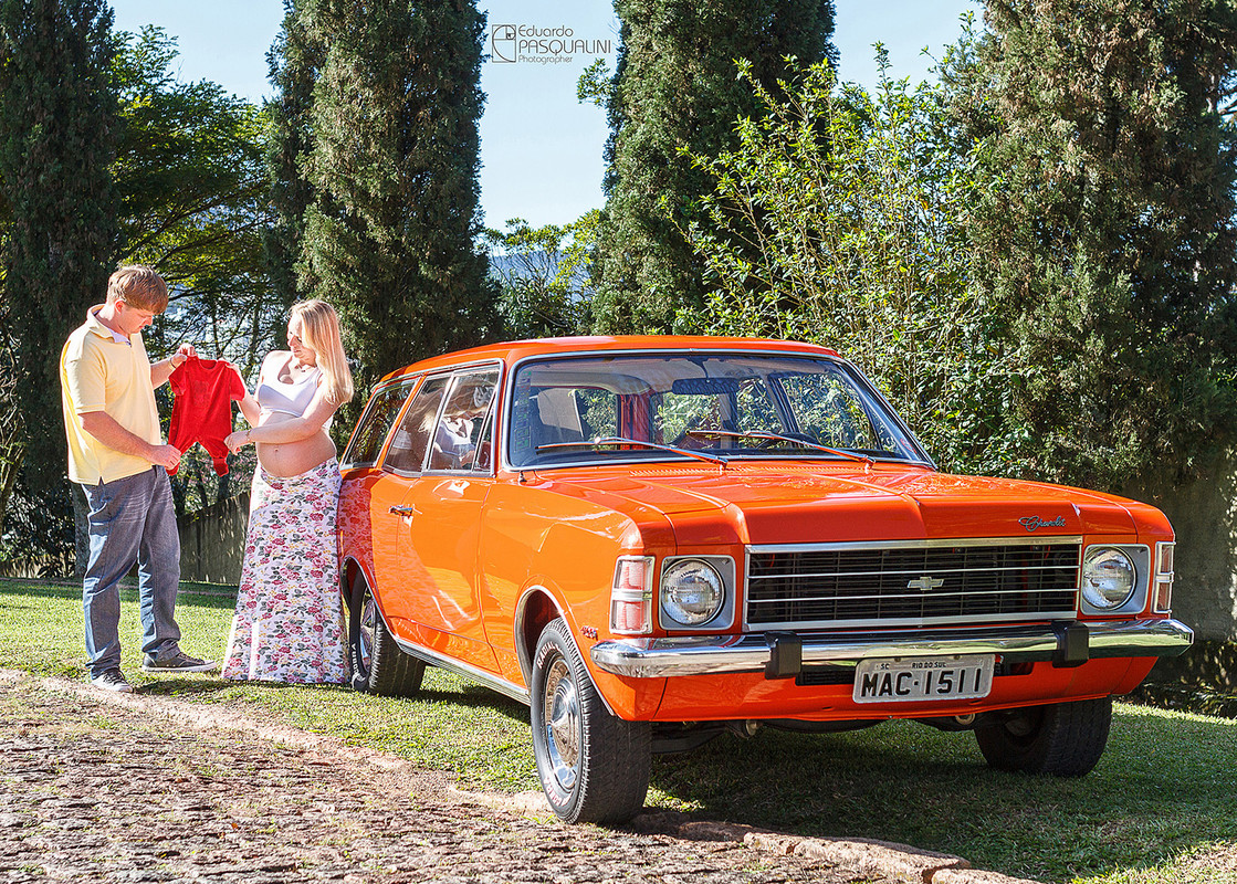 Carro da família, roupinha de bebe e fotos de gestante. Fotografia de Eduardo Pasqualini, fotógrafo de casamentos e ensaios em Rio do Sul, Santa Catarina.
