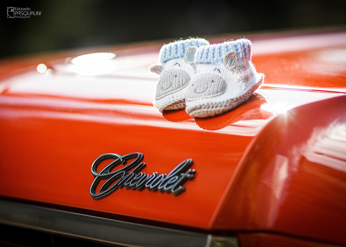 Chevrolet Caravam 4100 e sapatinhos de bebe durante ensaio de gestante. Fotografia de Eduardo Pasqualini, fotógrafo de casamentos e ensaios em Rio do Sul, Santa Catarina.
