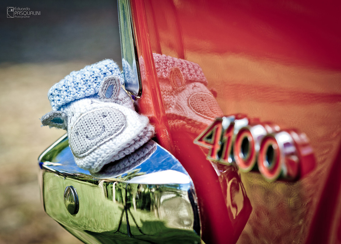 A Chev Caravam 4100 e o sapatinho do bebe Théo no ensaio de gestante da Inaraí. Fotografia de Eduardo Pasqualini, fotógrafo de casamentos e ensaios em Rio do Sul, Santa Catarina.