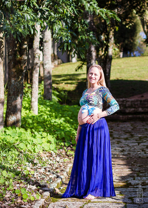 Inaraí segurando sua barriga durante o ensaio de gestante. Fotografia de Eduardo Pasqualini, fotógrafo de casamentos e ensaios em Rio do Sul, Santa Catarina.