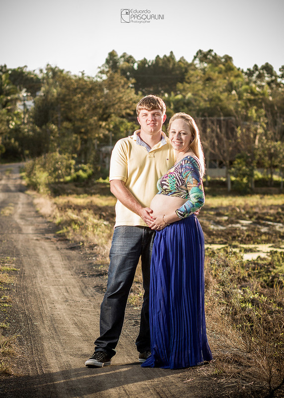 Em estrada de interior, Elton e Inaraí no ensaio de gestante. Fotografia de Eduardo Pasqualini, fotógrafo de casamentos e ensaios em Rio do Sul, Santa Catarina.