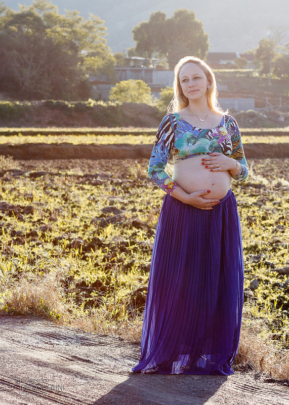 Linda gestante no por do sol. Fotografia de Eduardo Pasqualini, fotógrafo de casamentos e ensaios em Rio do Sul, Santa Catarina.