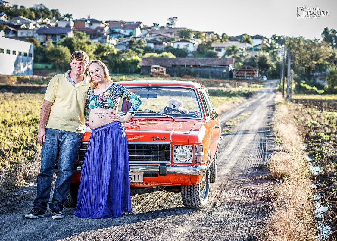 Papai e mamãe gestantes em frente a sua Chev Caravam. Fotografia de Eduardo Pasqualini, fotógrafo de casamentos e ensaios em Rio do Sul, Santa Catarina.