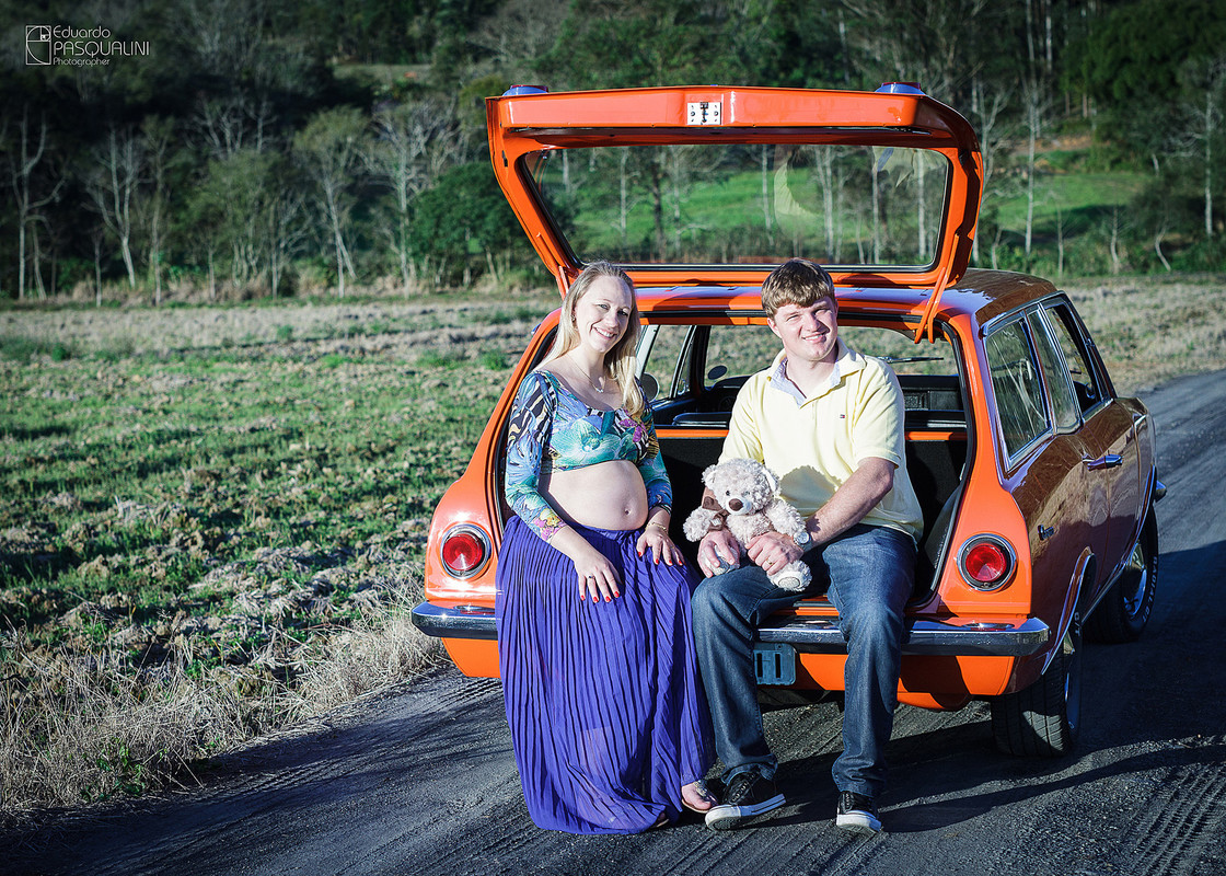 Sentados no porta-malas da Caravam 4100, Inaraí e Elton no ensaio de gestante. Fotografia de Eduardo Pasqualini, fotógrafo de casamentos e ensaios em Rio do Sul, Santa Catarina.