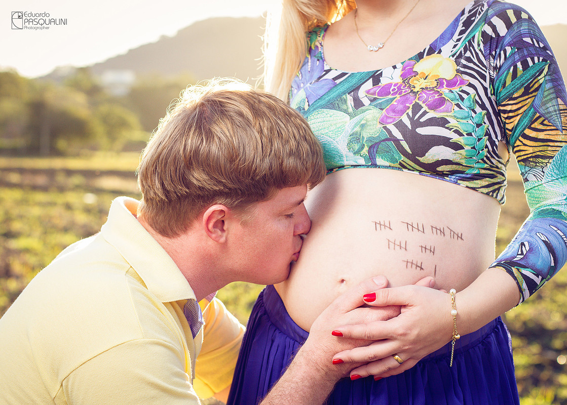 Beijando a barriga de gestante, papai feliz. Fotografia de Eduardo Pasqualini, fotógrafo de casamentos e ensaios em Rio do Sul, Santa Catarina.