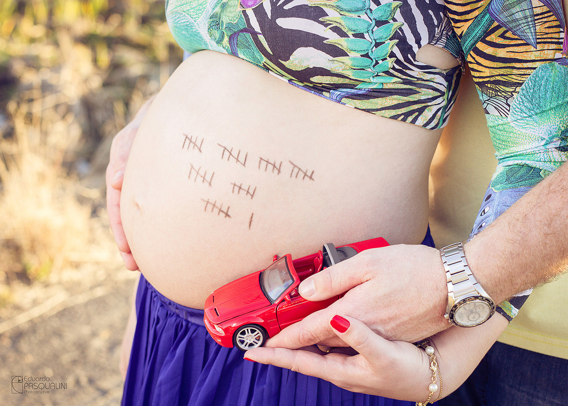 Carrinho na barriga de gestante contando as semanas de gestação. Fotografia de Eduardo Pasqualini, fotógrafo de casamentos e ensaios em Rio do Sul, Santa Catarina.
