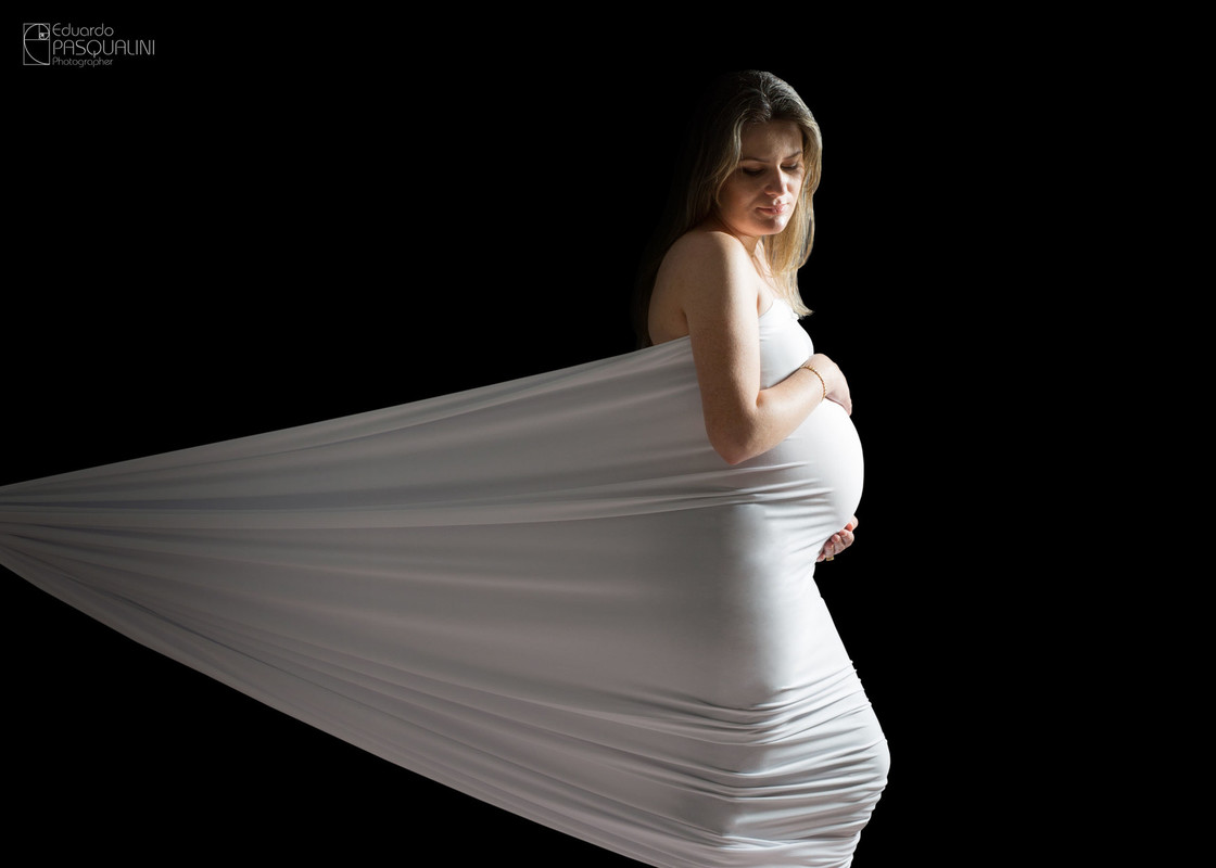 Noiva enrolada em tecido branco, forma do corpo e barriga. Ensaio de Gestante. Fotografia de Eduardo Pasqualini, fotógrafo de casamentos e ensaios em Rio do Sul, Santa Catarina.