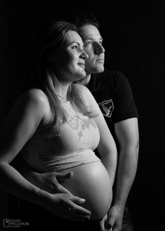 Casal gestante em preto e branco. Ensaio de Gestante. Fotografia de Eduardo Pasqualini, fotógrafo de casamentos e ensaios em Rio do Sul, Santa Catarina.