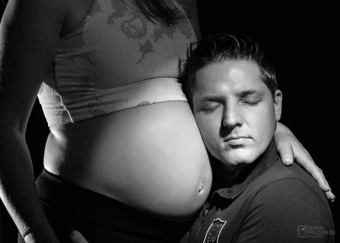 Pai curte com carinho barriga da mãe com seu primeiro filho. Ensaio de Gestante. Fotografia de Eduardo Pasqualini, fotógrafo de casamentos e ensaios em Rio do Sul, Santa Catarina.