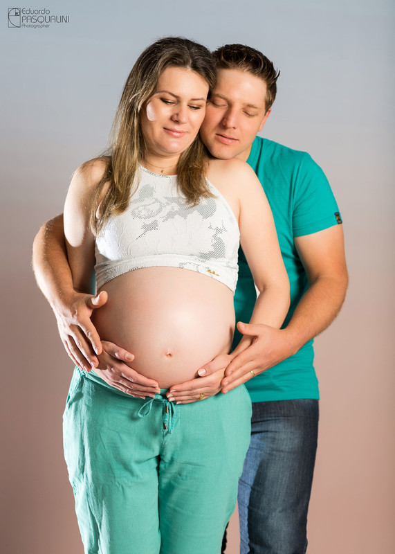 Fabrício e Jane em foto segurando a barriga. Ensaio de Gestante. Fotografia de Eduardo Pasqualini, fotógrafo de casamentos e ensaios em Rio do Sul, Santa Catarina.