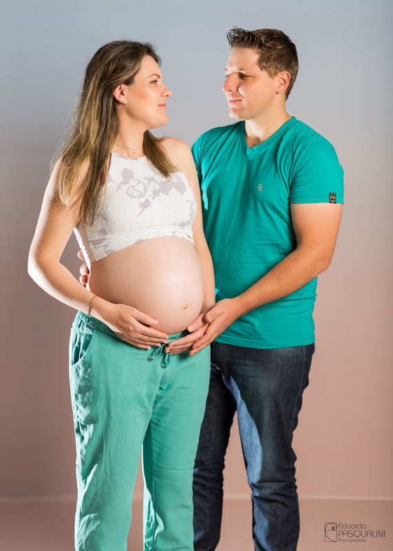 Pai segurando a barriga de mãe grávida. Ensaio de Gestante. Fotografia de Eduardo Pasqualini, fotógrafo de casamentos e ensaios em Rio do Sul, Santa Catarina.