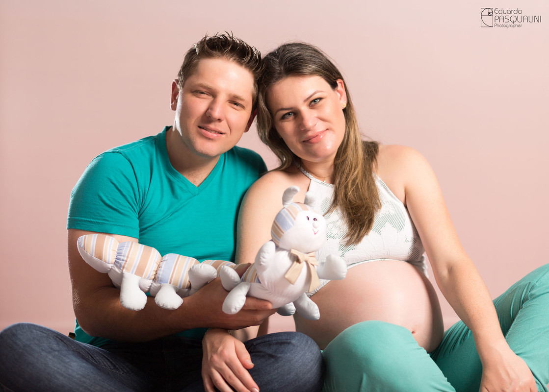 Bichinho de pelúcia no Ensaio de Gestante. Fotografia de Eduardo Pasqualini, fotógrafo de casamentos e ensaios em Rio do Sul, Santa Catarina.